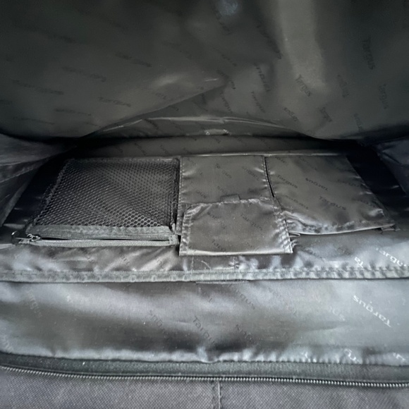 Like New! Targus Laptop Bag - Picture 4 of 10